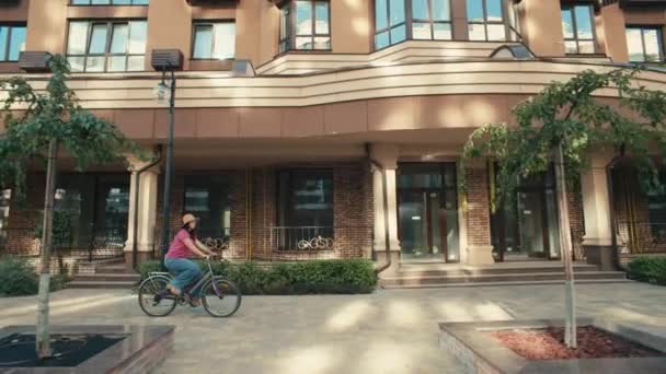 Şehirde Bisiklet Süren Genç Bir Kadın Var Aktif Bir Yaşam — Stok video