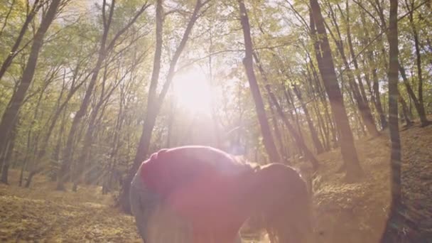 Sonbahar Parkında Turuncu Yaprakları Yokuş Yukarı Atan Mutlu Kadın Mutluluk — Stok video