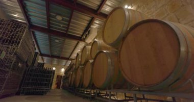 Şaraphanede şarabın yıllandırıldığı fıçılar. Şarap imalathanesindeki üzümlerden üretilen su. Yüksek kalite 4k görüntü