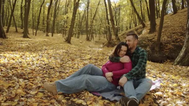 Romantikus Pár Élvezi Teát Autumn Parkban Boldog Pillanatok Kiváló Minőségű — Stock videók