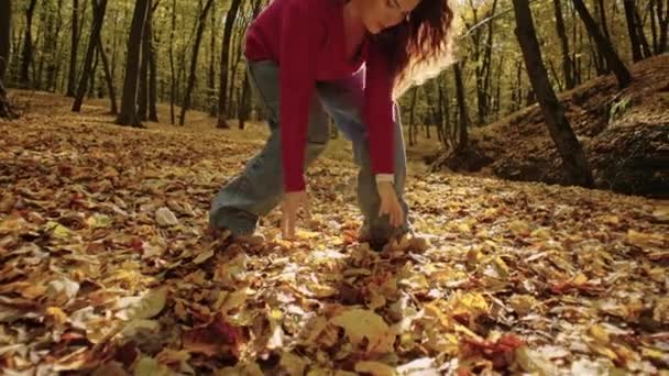 Обнимая Природу Веселая Европейская Женщина Наслаждающаяся Осенью Окруженная Живыми Листьями — стоковое видео