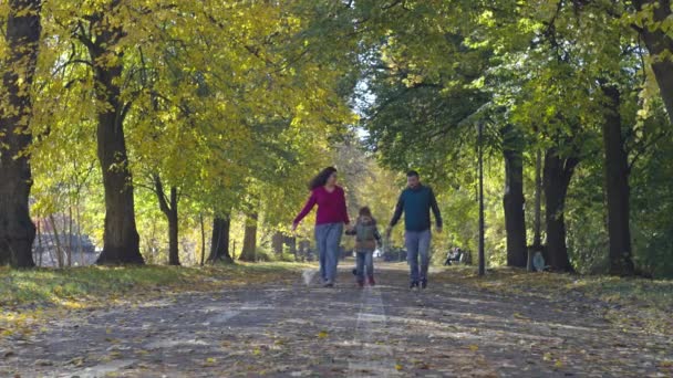Familia Feliz Caminando Sobre Hojas Amarillas Parque Otoño Alegres Sonrientes — Vídeos de Stock