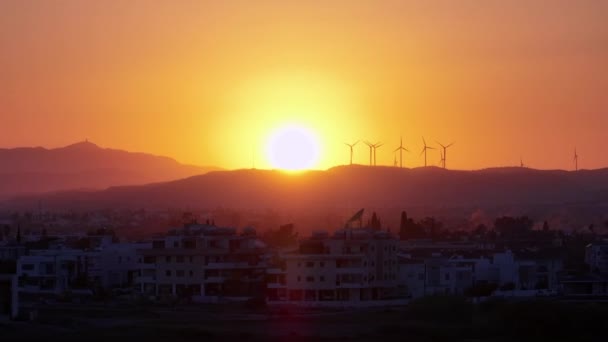 Solnedgång Bergen Vindkraftverk Och Miljövänlig Kraft Högkvalitativ Film — Stockvideo