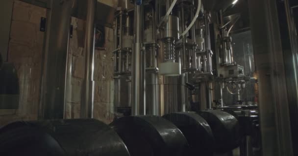 Fábrica Vinho Barris Tubos Através Dos Quais Bebida Alcoólica Flui — Vídeo de Stock