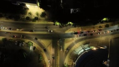 Gece yollarındaki trafiğin hava görüntüsü. Yollarda araba farı ışığı olan şehir manzarası. Yüksek kalite 4k görüntü