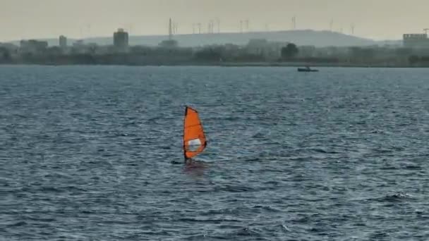 Riding Waves Joy Aerial Perspective Windsurf Fun Ocean Revelry Imagens — Vídeo de Stock