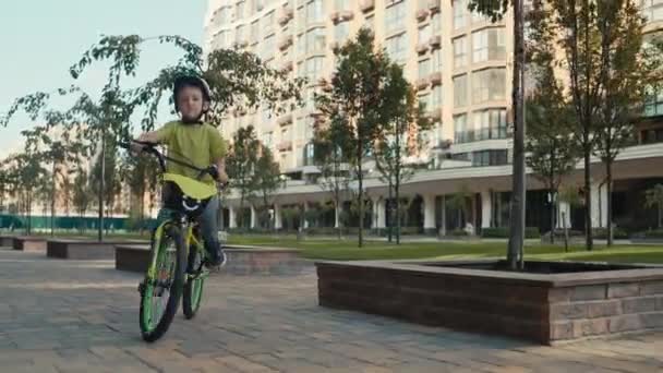Active Young Boy Călărie Bicicletă Siguranță Cască Mediul Urban Înregistrare — Videoclip de stoc