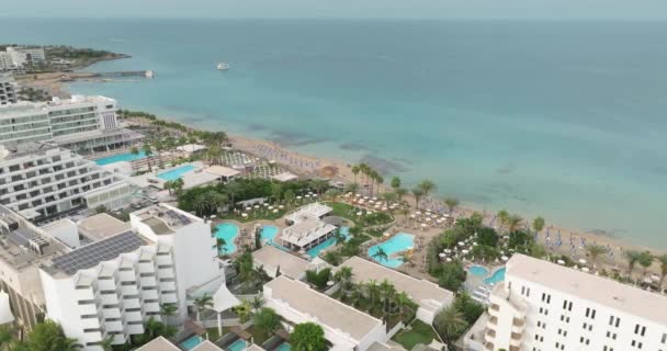 Mediterranean Escape Vista Aérea Protaras Chipre Con Resorts Frente Playa — Vídeos de Stock