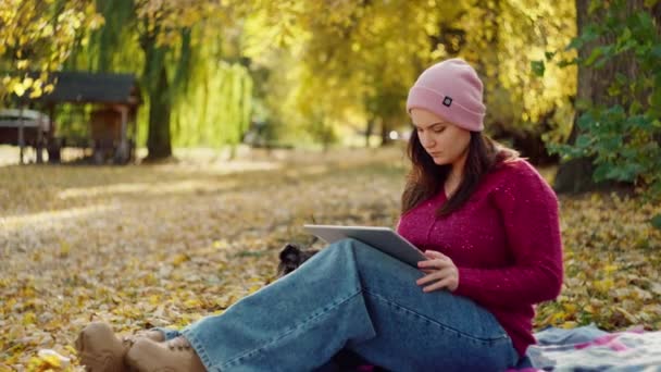 Λευκή Φοιτήτρια Σπουδάζει Και Διαβάζει Ένα Φθινοπωρινό Πάρκο Ένα Κορίτσι — Αρχείο Βίντεο
