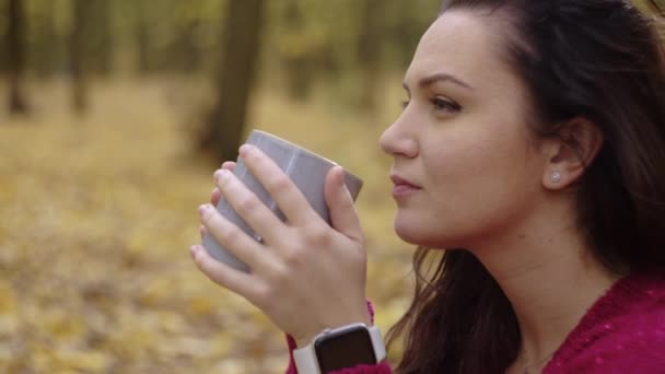 秋の美しさを受け入れる 魅惑的な森で紅茶を保存するロマンチックな女性の肖像画 高品質の4K映像 — ストック動画