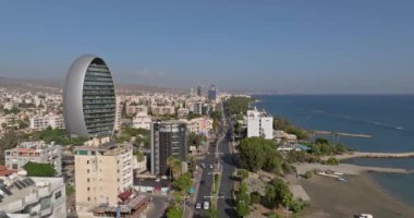 Şehir manzarasının gündüzden geceye geçişinin hiperhızının havadan görüntüsü. Caddelerde ve şehir merkezindeki ofis merkezlerinde ışıklar yanıyor, zaman değişiyor. Yüksek kalite 4k görüntü