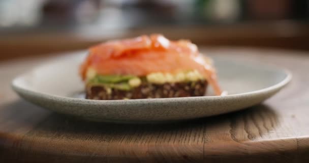 Відео Бутерброд Авокадо Лососем Смачний Поживний Здоровий Сніданок Кафе Високоякісні — стокове відео
