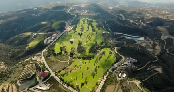 Ilmakuva Elokuvavideo Golfkentältä Luonnon Maisema Kaunis Urheilu Golfkenttä Laadukas Kuvamateriaalia — kuvapankkivideo
