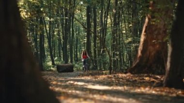Bisiklet Serenity: Parkta Aktif Yaşam Tarzını Kucaklayan Memnun Bir Kadın. Yüksek kalite 4k görüntü