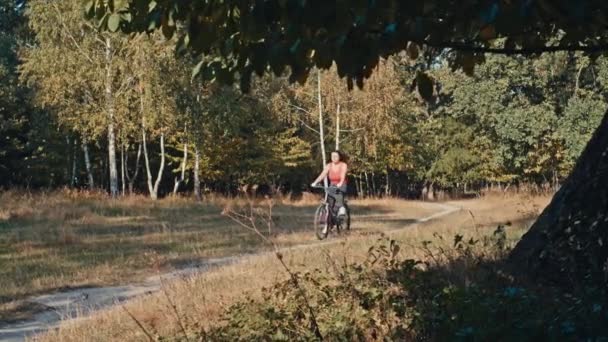 Педаль Через Рай Приключение Парке Динамичной Женщиной Обнимающей Велосипеде Высококачественные — стоковое видео