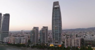 Kıbrıs Rum Kesimi 'nin hava manzaralı gün batımı. Akdeniz 'in seddindeki iş bölgesinin güzel mimarisi. Yüksek kalite 4k görüntü