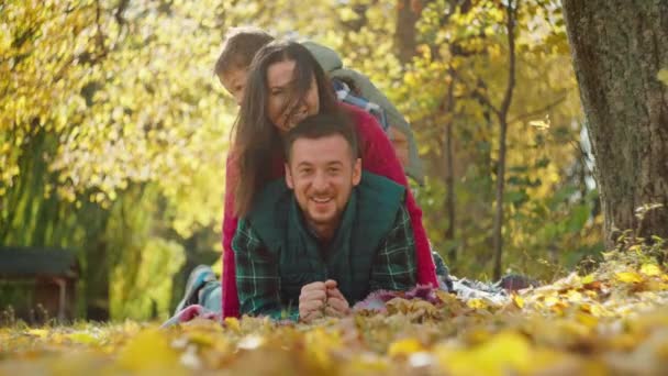 Gelukkige Familie Verheugt Zich Samen Geel Blad Het Herfstbos Lachen — Stockvideo