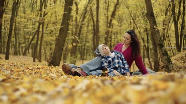 创造回忆 母亲与儿子在秋天的野餐中找到彼此的快乐 高质量的4K镜头 — 图库视频影像
