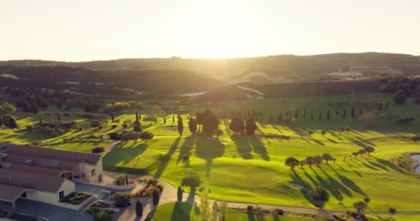 Vista Aérea Vídeo Cinematográfico Campo Golfe Jogando Golfe Uma Bela — Vídeo de Stock