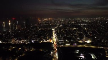 Yıldızlar Şehri: Hava Perspektifleri Limassols 'u Parlayan Yüksek Binalar ve Kentsel Modernite ile Gece Görkemi Yakalıyor. Yüksek kalite 4k görüntü