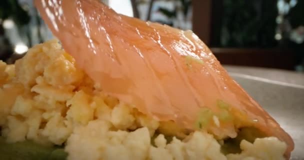 Macro Vídeo Câmera Lenta Chef Preparando Sanduíche Salmão Mão Põe — Vídeo de Stock