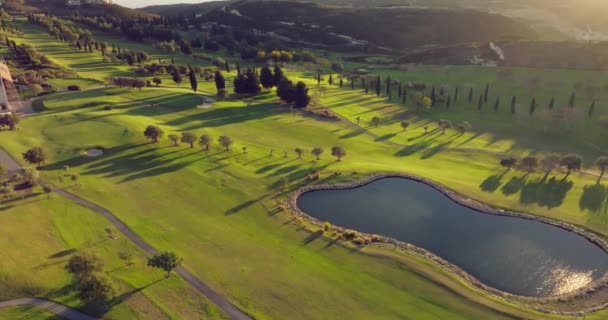 Elevated Greens Eine Atemberaubende Luftaufnahme Von Golfplätzen Bergigen Landschaften Hochwertiges — Stockvideo