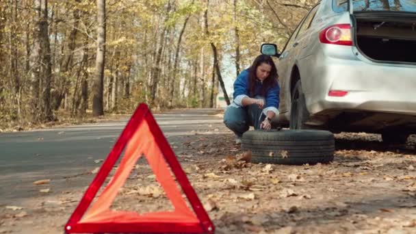 Uma Mulher Substitui Uma Roda Num Carro Desaparafusando Quebra Carro — Vídeo de Stock