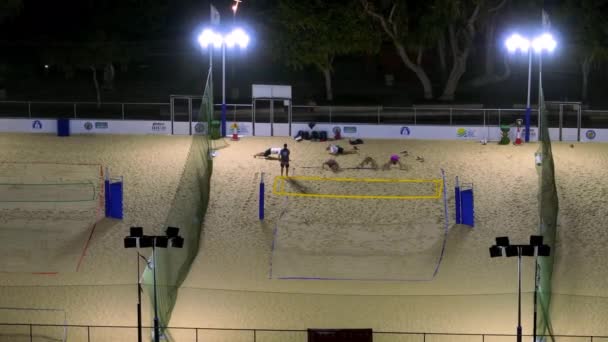 Urban Volleyball Nights Αεροφωτογραφία Του Cityscape Sand Volleyball Courts Φωτισμένο — Αρχείο Βίντεο