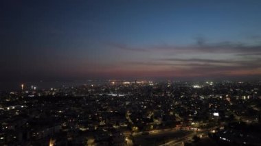 Limasol Nightscape: Kıbrıs Şehir Işıkları Hava Gösterisi, Parlayan Gökdelenler ve Modern Kentsel Gelişim. Yüksek kalite 4k görüntü