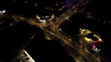 Şehir Işıkları Senfonisi: Parlayan Sokaklar ve Trafiği Olan Şehir Gece Manzaraları. Yüksek kalite 4k görüntü