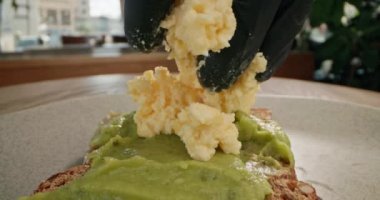 Sağlığın Tadını Çıkarmak: Nama-Avokado Guacamole Sandviçi ile Besleyici Kahvaltı Yaratmak. Yüksek kalite 4k görüntü
