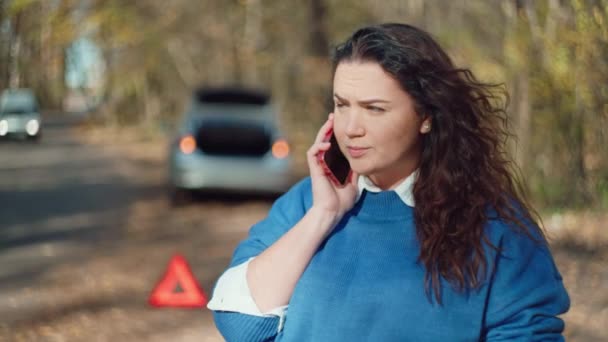 Een Auto Gaat Kapot Weg Een Vrouw Belt Dienst Voor — Stockvideo