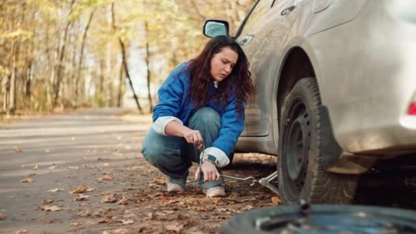 Roadside Resilience Woman Changing Flat Tire Journey Roadside Breakdown Inglés — Vídeo de stock
