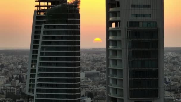 Akşam Güneşinin Fısıltıları Limassols Şehri Nin Günbatımının Sıcaklığıyla Yıkanan Gerçeküstü — Stok video