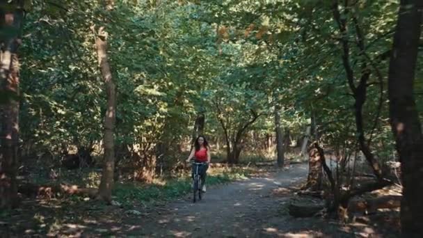 セレニティを救う アクティブなライフスタイルの移民を持つ女性は 公園を介してリラックスした自転車の旅で自分自身を避けます 高品質の4K映像 — ストック動画