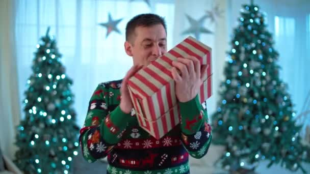 Retrato Hombre Caucásico Recibiendo Regalo Navidad Feliz Chico Sonriente Feliz — Vídeos de Stock