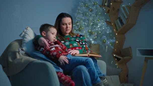 Una Madre Lee Una Historia Navidad Hijo Ambiente Festivo Los — Vídeo de stock