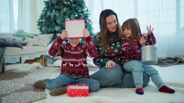 Rodzina Otwiera Prezenty Świąteczne Siedząc Przy Choince Szczęśliwe Chwile Dzieci — Wideo stockowe
