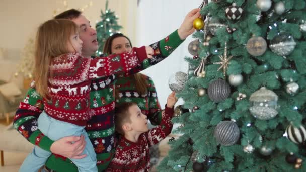 Familie Versiert Kerstboom Thuis Door Versieringen Hangen Papa Helpt Zijn — Stockvideo