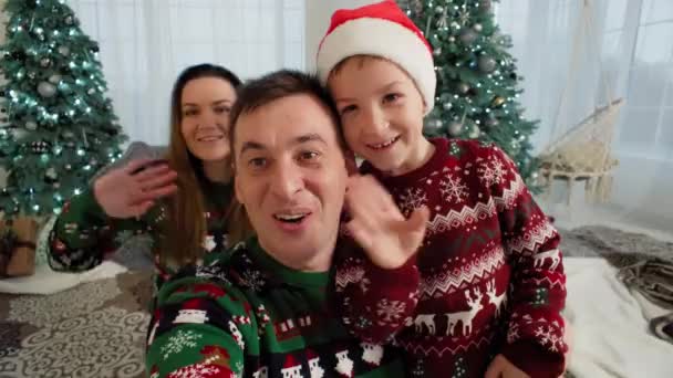 ハッピーコーカサス家族は ビデオ通話で親戚メリークリスマスを望んでいます お祝いの新年の雰囲気の中で 子供たちと一緒に笑う両親 高品質の4K映像 — ストック動画