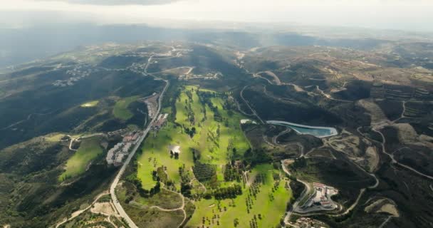 ゴルフパラダイス上空を飛ぶ マジェスティックな山々とリラックスパスタイムの空中風景 高品質の4K映像 — ストック動画