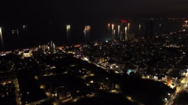 Hareket halindeki ışıklar şehri: Trafik ve araba farlı şehir gece manzaralarının hava keşfi. Yüksek kalite 4k görüntü