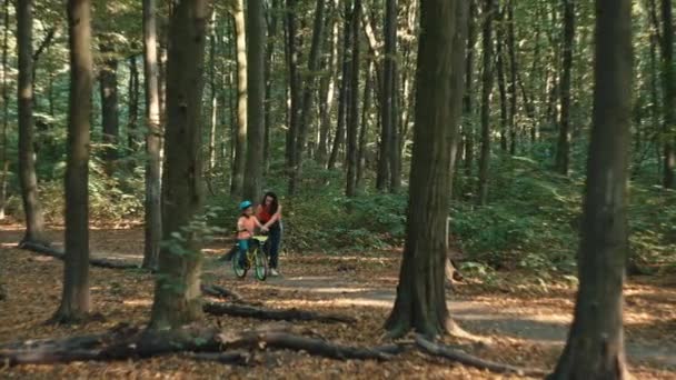 Спокойная Пауза Мать Сын Наслаждаются Красотой Лесов Останавливаясь Велосипеде Высококачественные — стоковое видео