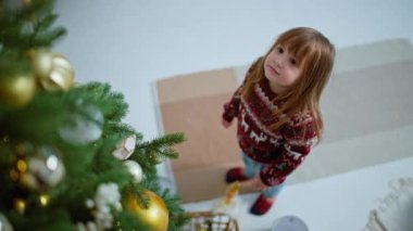 Mutlu Çocuk Asılıyor Ağaca Asılıyor Noel Baba 'nın Eve Gelmesine Hazırlanıyor. Yüksek kalite 4k görüntü