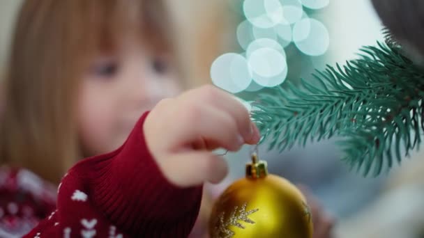 Vánoční Potěšení Usmívající Dívka Zdobí Strom Příprava Místnosti Pro Santas — Stock video