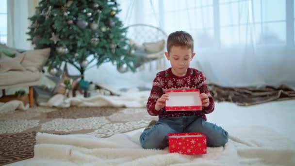 Дитячий Хлопчик Відкриває Подарунок Від Санти Радіє Різдво Святкування Сім — стокове відео