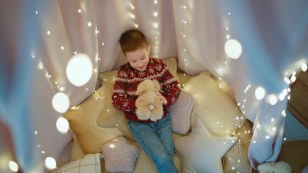 Fiú Karácsonyfa Alatt Talált Játékokkal Játszik Ünnepi Hangulat Boldog Gyermek — Stock videók