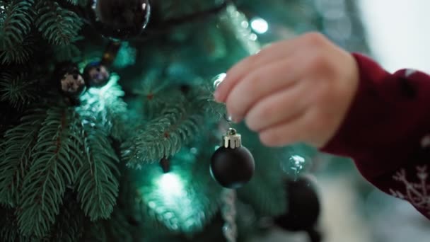Primer Plano Una Mano Niño Colgando Una Decoración Árbol Navidad — Vídeos de Stock