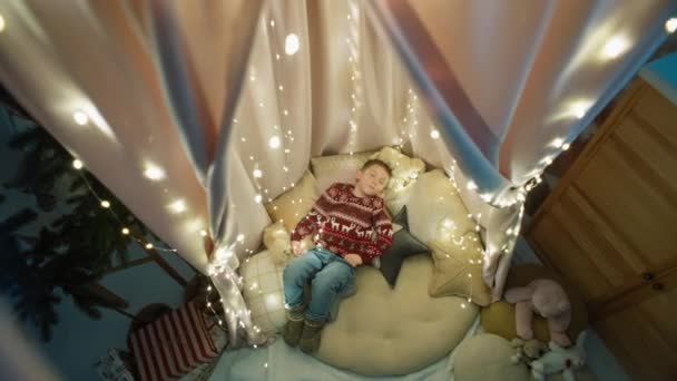 Enfant Attend Les Cadeaux Père Noël Nuit Noël Garçon Dort — Video