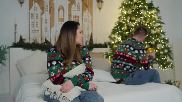 クリスマスにカップルと喧嘩の対立 クリスマスツリーの近くで男と女が互いに怒鳴り合った 高品質の4K映像 — ストック動画